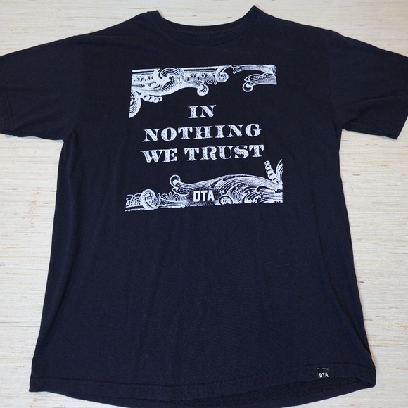 DTA “In Nothing We Trust” Graphic T-Shirt Black Size L - Picture 1 of 4